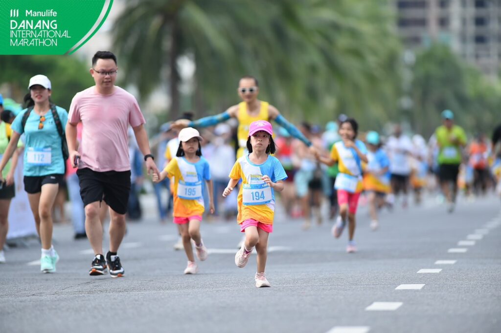 Con gái nỗ lực cho tấm huy chương chạy bộ đầu đời